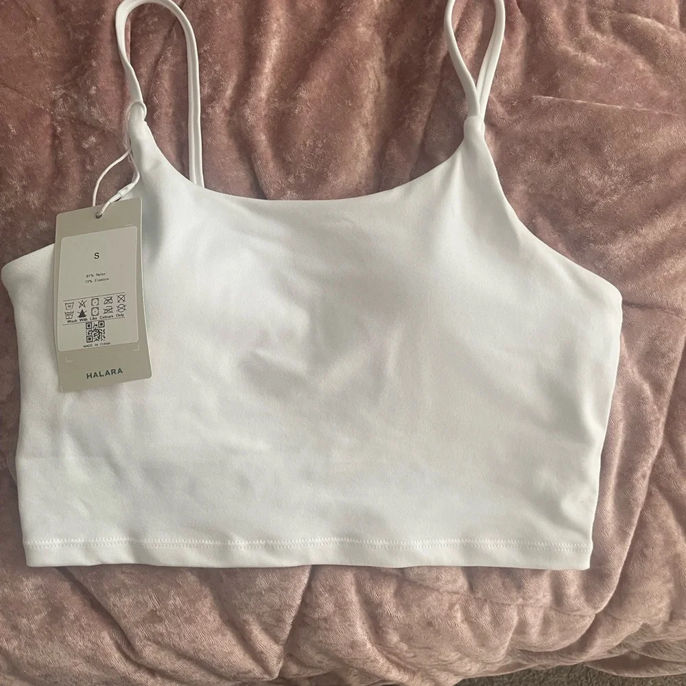 Basic Padded Cropped Workout Tops - Picture 2 of 8
